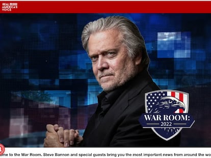 Steve Bannon, el polémico exasesor de Donald Trump, en una de sus emisiones recientes de su programa 'War Room' (Cuarto de guerra) en la plataforma de Real America’s Voice.