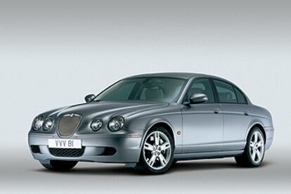 El S-Type es el Jaguar que mejor refleja la elegancia deportiva tradicional de la marca.