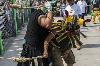 Vecinos de Zitlala, en las peleas de tigres de este sábado.