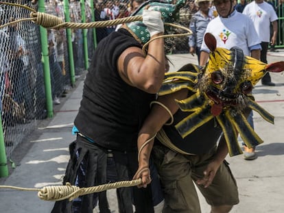 Vecinos de Zitlala, en las peleas de tigres de este sábado.