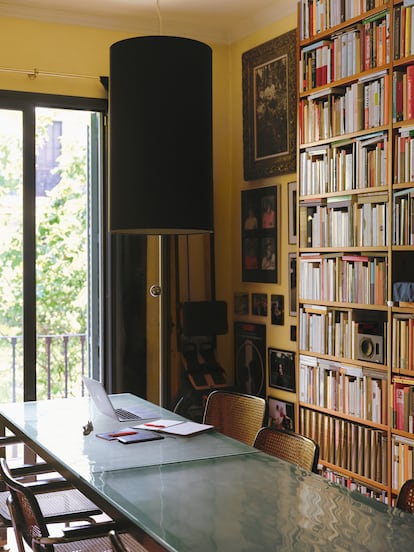 La casa está concebida como una gran biblioteca –“todo lo que soy se lo debo a los libros”– que coloniza todos sus espacios. En el comedor, la mesa, en hierro y cristal, es otra de sus aportaciones personales; no así las icónicas sillas Cesca, de Marcel Breuer.