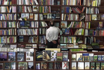 Thing of the past? Browsing in a bookstore.