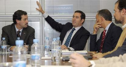 Antonio Garamendi (en el centro), en una reunión de los empresarios Vallisoletanos.