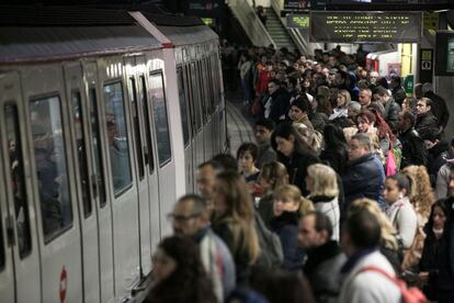 Passatgers esperen el metro a pla&ccedil;a Espanya. 
