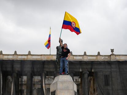 Un manifestante protesta frente a la Corte Suprema de Justicia, en un llamado para que elija una nueva fiscal.