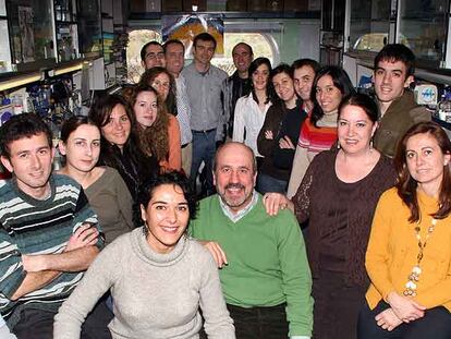 Mariano Esteban y su equipo, en el Centro Nacional de Biotecnología del CSIC en Madrid.