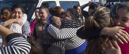 Familias gitanas se reencuentran y se abrazan tras haber sido desterradas algunas de ellas en O Porriño (Pontevedra).