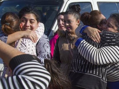 Familias gitanas se reencuentran y se abrazan tras haber sido desterradas algunas de ellas en O Porri&ntilde;o (Pontevedra).