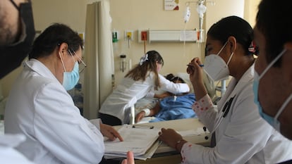 Personal médico atiende a un paciente en un hospital en Oaxaca.