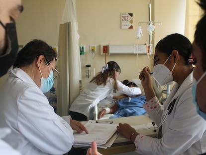 Personal médico del hospital Aurelio Valdivieso, en Oaxaca, atiende a una paciente, en una imagen de archivo.