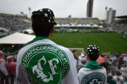 Moradores de Chapecó e torcedores da Chapecoense aguardam na Arena Condá o início do velório coletivo. 