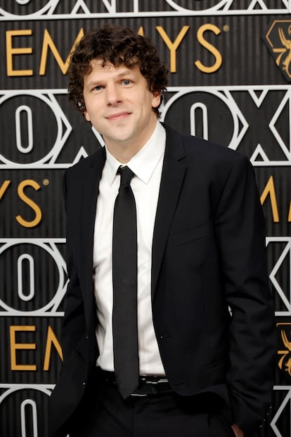 El actor Jesse Eisenberg, que interpreta a un médico recién divorciado en 'Fleishman está en apuros', confió en un clásico esmoquin. Su serie cuenta con varias nominaciones.