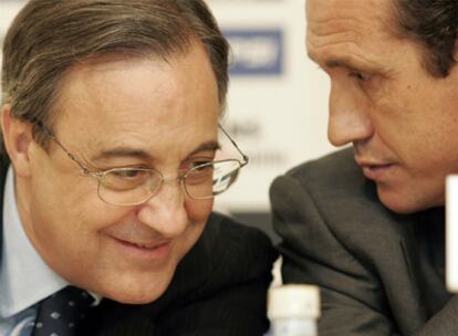 Florentino Pérez y Jorge Valdano, en un acto del Madrid en 2004.