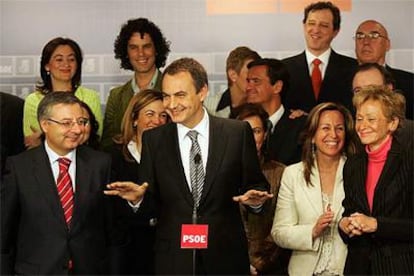 José Luis Rodríguez Zapatero, flanqueado por José Blanco, Trinidad Jiménez y María Teresa Fernández de la Vega, en la sede del PSOE.