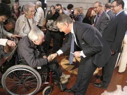 Urkullu saluda a uno de los asistentes al acto de celebración del 300 aniversario de la Fundación Zorroaga.