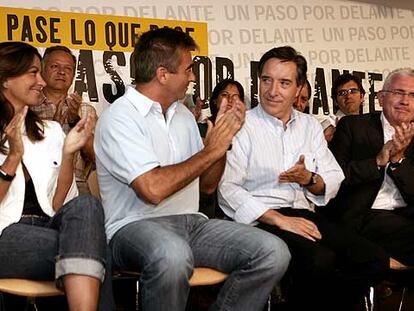 Iñaki Gabilondo recibe el aplauso de Ángels Barceló, Carles Francino y Daniel Gavela.