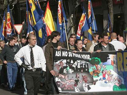 Participantes en la manifestación de Democracia Nacional celebrada ayer en Madrid.