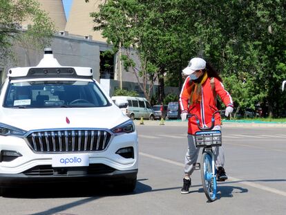 Un robotaxi Apollo Go en las calles de la capital china.