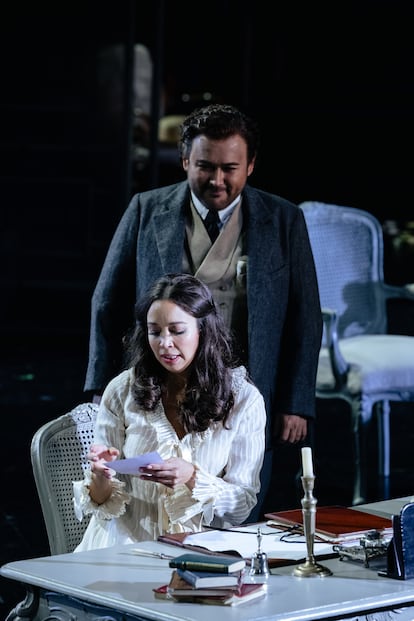 La soprano Nadine Sierra y el tenor Javier Camarena en el segundo acto de ‘La traviata’, el pasado 17 de enero en el Liceu de Barcelona.