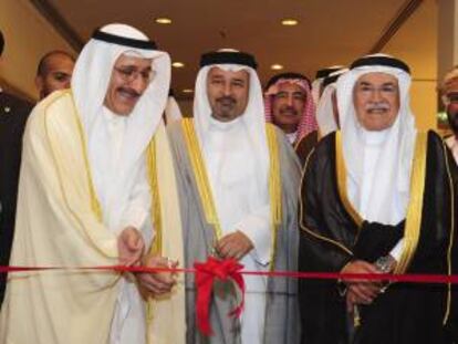 El ministro de Petróleo saudí Ali NAimi (dcha), el ministro kuwaití de Petróleo Hani Hussein (izda) y el ministro bareiní de Finanzas Ahmed bin Modammed Al Khalifa (2ºizda) durante la apertura del primer Foro de Petróleo del Consejo de Cooperación del Golfo en Kuwait. EFE/Archivo
