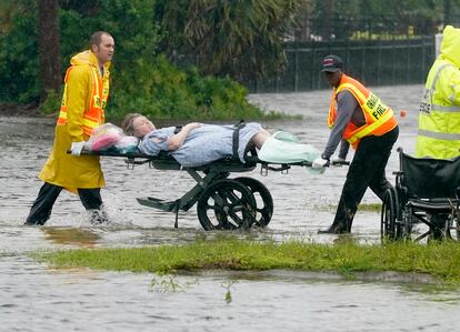 Los servicios de emergencias trasladan en camilla a una residente de la residencia de ancianos Avante tras el paso del huracán ‘Ian’, en Orlando.