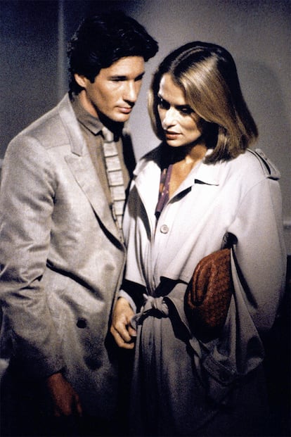 American Gigolo. La de Lauren Hutton es una de las gabardinas más especiales de la lista porque, lejos de apostar por el clásico beige, defiende el gris claro como alternativa. Su patrón oversize la hace tan actual que es fácil encontrar modelos similares en las tiendas. La suya es de Armani.