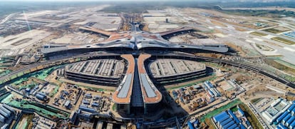 Vista aérea del nuevo aeropuerto de Pekín, en construcción.