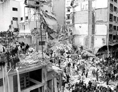 Imagen del atentado contra la sede de la Asociación Mundial Israelita Argentina en Buenos Aires en 1994.