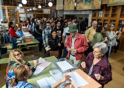 Votaciones de las elecciones del 28M en el instituto Luis Vives de Valencia.
