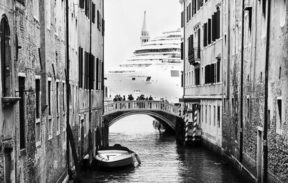 Un crucero navega por el canal de la Giudeca en julio de 2012.