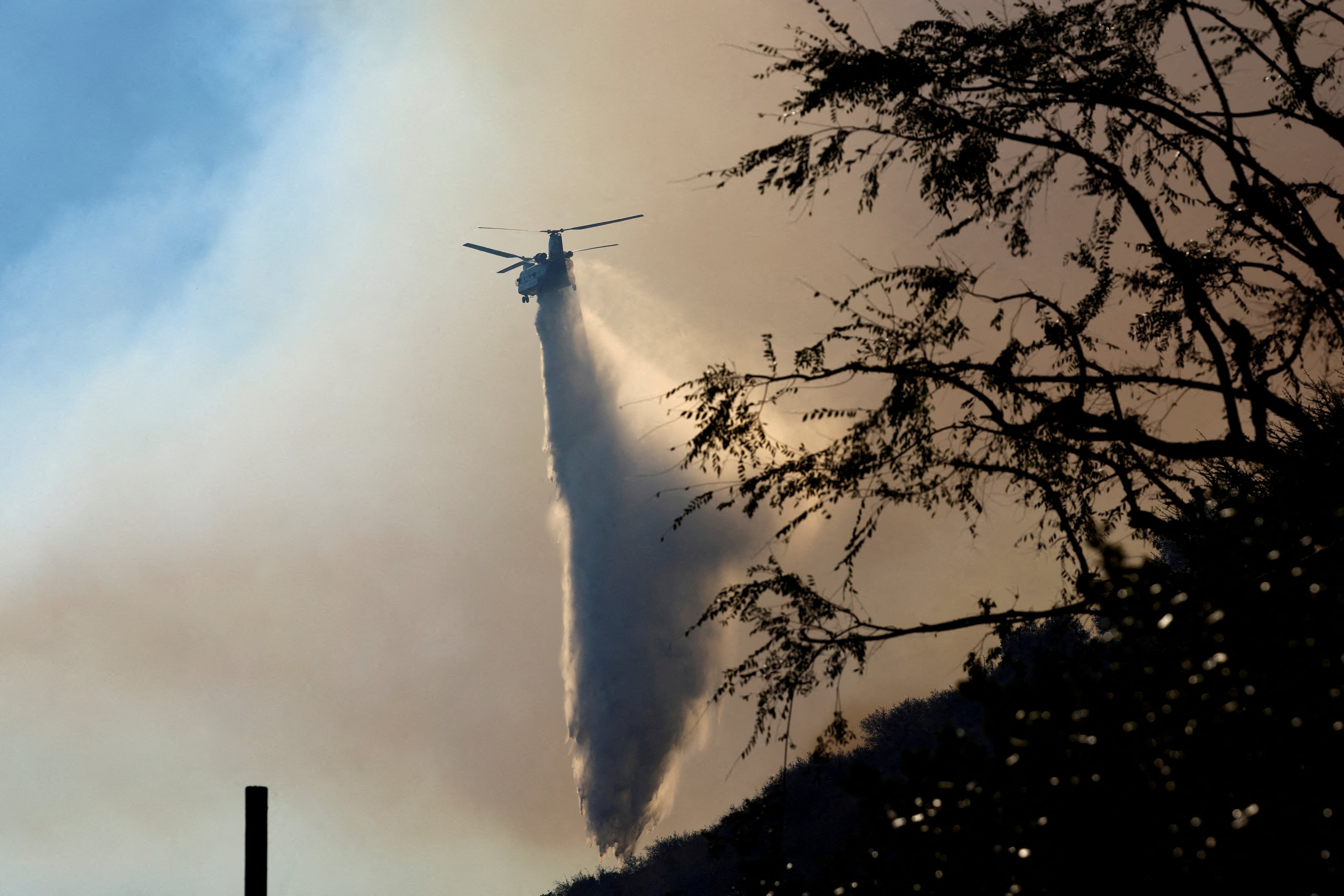 Incendios en California, en vivo | Los vientos más peligrosos comienzan a bajar en intensidad