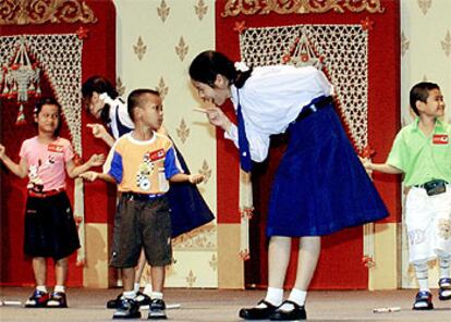 Niños tailandeses infectados de sida, en una actuación ayer en la clausura de la Conferencia Mundial del Sida, en Bangkok.