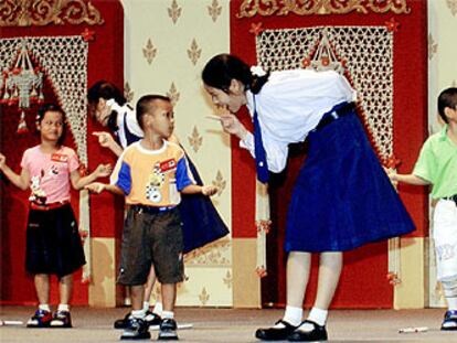 Niños tailandeses infectados de sida, en una actuación ayer en la clausura de la Conferencia Mundial del Sida, en Bangkok.