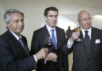 El presidente de la Xunta, en el centro, junto a Julio Fernández Gayoso, a la izquierda y Mauro Varela, a la derecha de la imagen