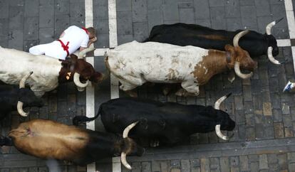 Un mozo es arrollado en la calle Estafeta en la carrera.