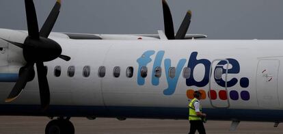 Un avión de Flybe en el aeropuerto de Liverpool.