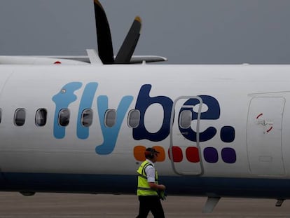 Un avión de Flybe en el aeropuerto de Liverpool.