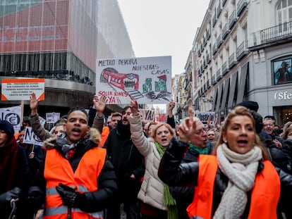 Cientos de personas marchan en una manifestación por las afecciones de las obras de la línea 7B de Metro, de la Plaza del Callao hasta la Puerta del Sol, a 8 de enero de 2023.