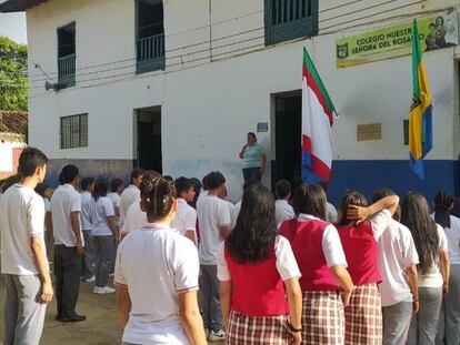 Estudiantes se organizan frente al colegio Nuestra Señora del Rosario del corregimiento de Riachuelo de Charalá, en Santander (Colombia).