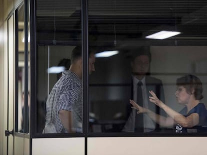 Rosangela Renones Cunha fala com a polícia no Rio de Janeiro