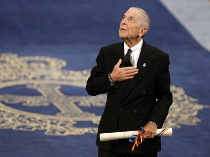 El cantante y compositor canadiense, Leonard Cohen, tras ser galardonado con el Premio Príncipe de Asturias de las Letras 2011, en el Teatro Campoamor de Oviedo (España).