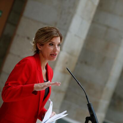 La portavoz del PSOE, Hana Jalloul , durante su intervención tras reunirse este lunes con la presidenta regional, Isabel Díaz Ayuso.