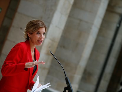 La portavoz del PSOE, Hana Jalloul, durante su intervención tras reunirse este lunes con la presidenta regional, Isabel Díaz Ayuso.