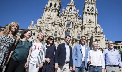 Sánchez, este martes en Santiago junto al candidato a la Alcaldía, Xosé Sánchez Bugallo (con camisa blanca) y otros dirigentes del partido.