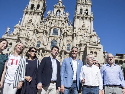 Sánchez, este martes en Santiago junto al candidato a la Alcaldía, Xosé Sánchez Bugallo (con camisa blanca) y otros dirigentes del partido.