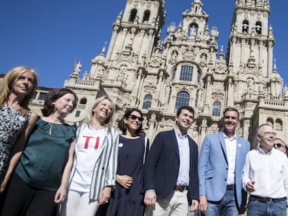 Sánchez, este martes en Santiago junto al candidato a la Alcaldía, Xosé Sánchez Bugallo (con camisa blanca) y otros dirigentes del partido.