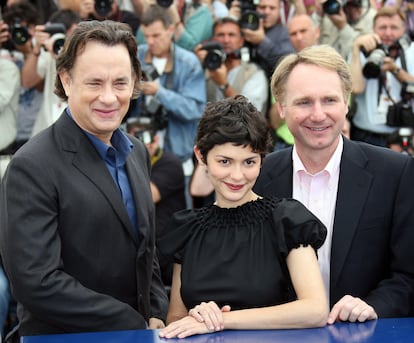 Los actores Tom Hanks y Audrey Tautou con Dan Brown, autor de 'El código da Vinci', en la presentación en Cannes de la película homónima, en 2006.