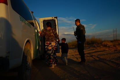 Una migrante venezolana es detenida con su hijo por agentes de la Patrulla Fronteriza después de cruzar a Estados Unidos, en 2024.