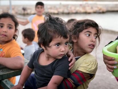 Ni&ntilde;os refugiados en un campo de registro en Grecia. 