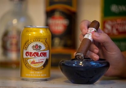 cerveza ucraniana Obolon mientras fuma en un bar de La Habana, Cuba